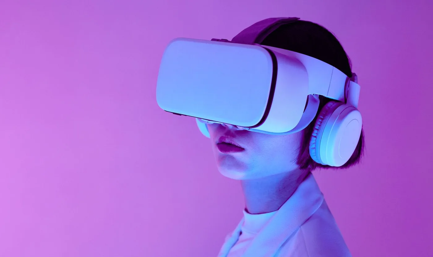 Kollega som bruker VR-headset i opplæring